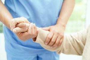 arts hand in hand Aziatische oudere vrouw patiënt, hulp en zorg in het ziekenhuis. foto