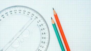 hoog hoek visie van potlood met diagram papier en heerser foto