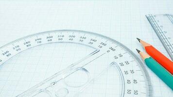 hoog hoek visie van potlood met diagram papier en heerser foto