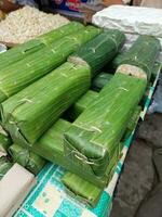 vers tempeh gestapeld en verkocht in een lokaal markt in Indonesië foto