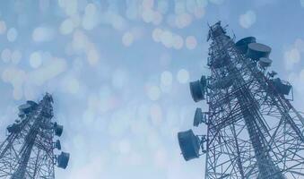 telecommunicatieverbinding mast TV antennes draadloze technologie met blauw lucht in de ochtend- foto