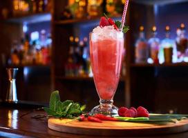 cocktail in een hoog glas met een pijp op een bar in een bar foto