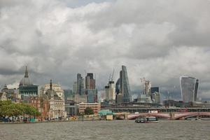 uitzicht op de architectuur van de stad Londen in het Verenigd Koninkrijk langs de oever van de rivier de Theems foto