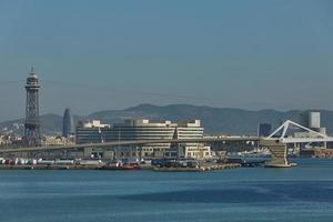 haven met containers en import export operaties in barcelona, spanje foto