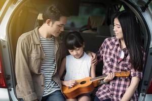 gezin spelen ukulele samen op kampeertrip foto