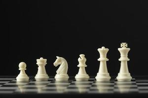 witte schaakstukken op schaakbord foto