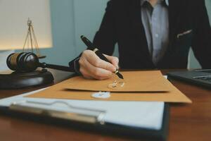 zaken en advocaten bespreken contractpapieren met koperen schaal op bureau in kantoor. wet, juridische diensten, advies, rechtvaardigheid en wet concept foto met film grain effect