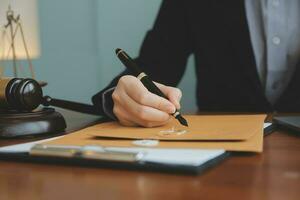 zaken en advocaten bespreken contractpapieren met koperen schaal op bureau in kantoor. wet, juridische diensten, advies, rechtvaardigheid en wet concept foto met film grain effect