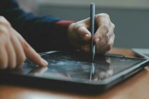 zakelijke communicatie. Aziatisch zakenvrouw pratend Aan mobiel telefoon werken Aan laptop in modern kantoor. vrij ruimte foto