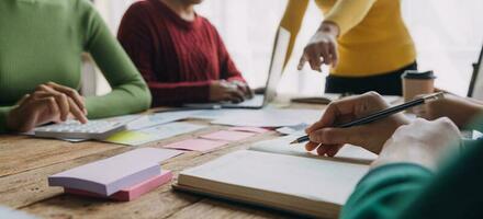 financiële analisten analyseren zakelijke financiële rapporten over een investeringsproject voor digitale tabletplanning tijdens een discussie op een bijeenkomst van bedrijven die de resultaten van hun succesvolle teamwerk laten zien. foto