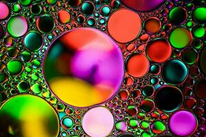multi gekleurde olie cirkels Aan de water, kleurrijk achtergrond foto
