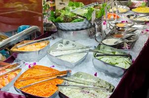 saladebar met groenten in het restaurant foto