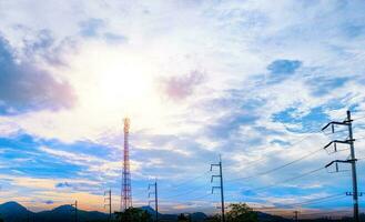 antennetoren op een blauwe hemelachtergrond