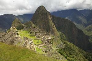 mensen die de verloren Inca-stad Machu Picchu in de buurt van Cusco in Peru bezoeken foto