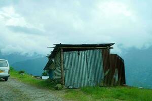 hut naast de versmallen weg van berg Bij oosten- sikkim foto