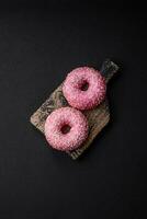 heerlijk vers zoet donuts in roze glazuur met aardbei vulling foto