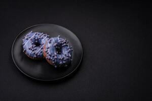 heerlijk zoet donut van Purper kleur in glazuur en met lila ballen foto