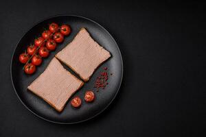 heerlijk krokant geroosterd brood met kip of gans paté met zout en specerijen foto