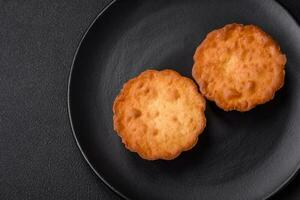 heerlijk gebakken koekje of taartje met kaas en rozijnen foto