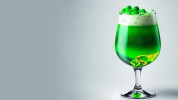 3d geven van groen schuim drinken glas Aan grijs achtergrond en kopiëren ruimte. st. Patrick dag concept. foto