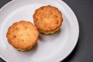 heerlijk gebakken koekje of taartje met kaas en rozijnen foto