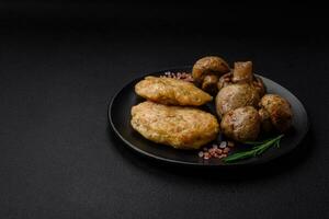 heerlijk gebakken gehakt filet pannekoeken met kruiden, zout en kruiden foto