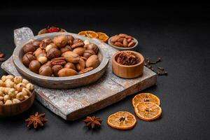 mengen van geroosterd macadamia noten, cashewnoten, pecannoten, amandelen, rozijnen en droog bessen foto