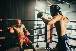 bokser gebruik divers stempel combinaties, inclusief de prik, haak, uppercut, kruis, schommel, Rechtdoor. krijgen in dichtbij naar maken tegenstander Aan touwen en knock out. boksen kampioenen winnen de ronde in boksen ring foto