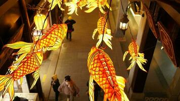 de kleurrijk Chinese lantaarn hangende omhoog gedurende de festival dagen voor de mooi zo zegen foto