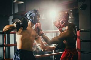 bokser gebruik divers stempel combinaties, inclusief de prik, haak, uppercut, kruis, schommel, Rechtdoor. krijgen in dichtbij naar maken tegenstander Aan touwen en knock out. boksen kampioenen winnen de ronde in boksen ring foto