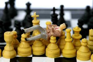 zakenman model op schaakbord. foto
