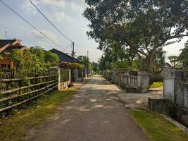 een visie van een land weg in blitar, Indonesië foto