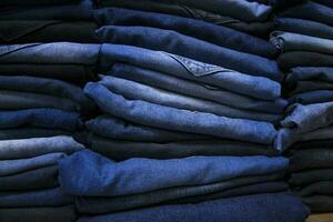 gevouwen blauw jeans hijgen patroon structuur kan worden gebruikt net zo een achtergrond behang foto