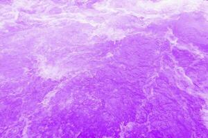 Purper water met rimpelingen Aan de oppervlak. onscherp wazig transparant blauw gekleurde Doorzichtig kalmte water oppervlakte structuur met spatten en bubbels. water golven met schijnend patroon structuur achtergrond. foto