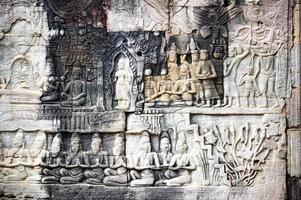 bas-reliëf in de tempel van angkor thom in siem reap, cambodja