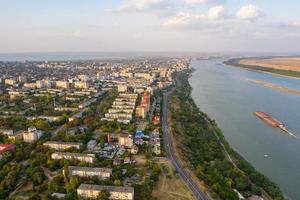 luchtfoto van de stad Galati in Roemenië over de rivier de Donau