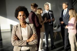 professionele vrouw gesteld voor vergadering foto