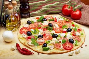 kleurrijke Italiaanse pizza foto