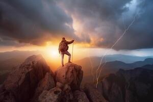 geslaagd wandelaar wandelen een berg richten naar de zonsondergang. ai generatief foto