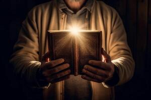 Mens is Holding en knuffelen de Bijbel Aan zijn borst met atmosfeer licht. ai generatief foto