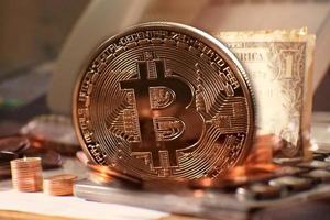 cryptocurrency-munt op tafel en digitaal valutageldconcept foto