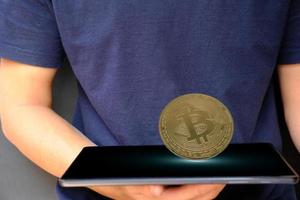 cryptocurrency-munt op tablet en digitaal valutageldconcept foto
