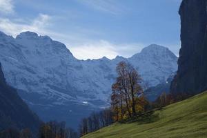schilderachtig uitzicht op de Zwitserse Alpen foto