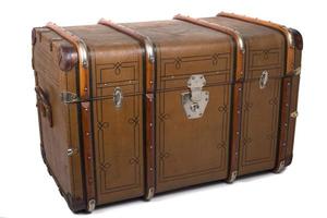 antieke tinnen reizen kofferbak stoomboot kist gesloten geïsoleerd op een witte achtergrond foto