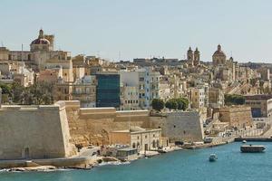 uitzicht op een kust en het centrum van Valletta in Malta foto