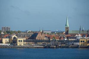 uitzicht op helsingor of elsinore uit de Straat van Oresund in Denemarken