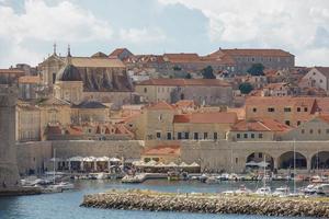 de baai en het oude centrum van Dubrovnik, Kroatië