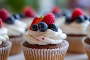 dichtbij omhoog van kop cakes versierd in rood wit en blauw voor 4e juli viering. ai generatief foto