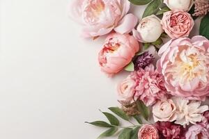 pioenrozen, rozen Aan wit achtergrond met kopiëren ruimte. abstract natuurlijk bloemen kader lay-out met tekst ruimte. romantisch vrouwelijk samenstelling. bruiloft uitnodiging. ai generatief foto