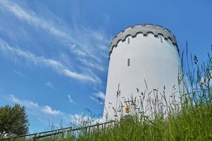 oude witte watertoren op wal in stad fredericia Denemarken